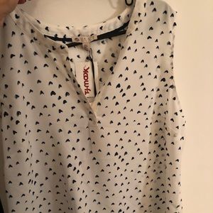 NO SLEEVE WHITE FLOWY SHIRT